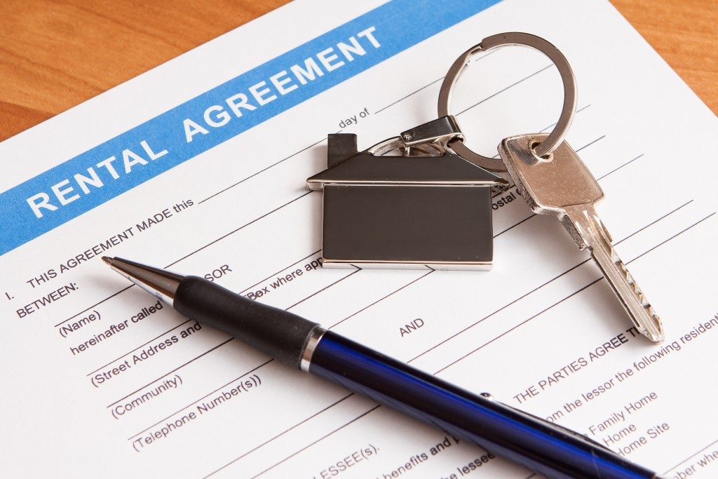rental agreement and house keys