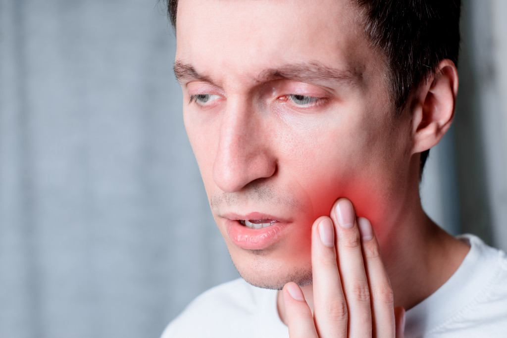 man experiencing toothache