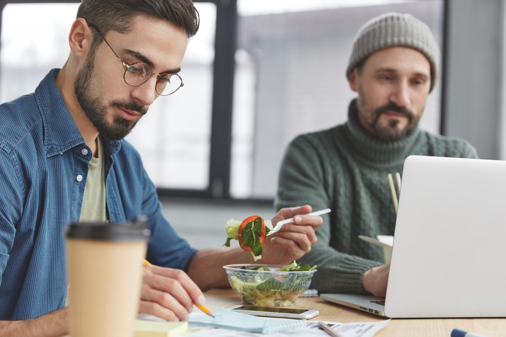 entrepreneurs eating healthy meal